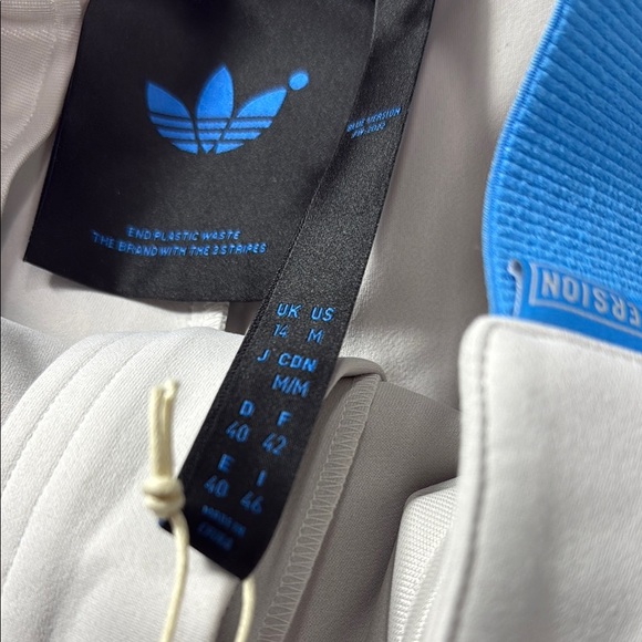 Adidas Women’s Pearl Grey/Pulse Blue Shorts Size Medium - Picture 7 of 11